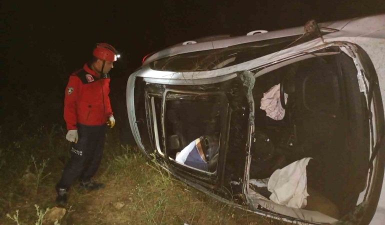 Balıkesir’de otomobil şarampole uçtu: 1 ölü, 1 yaralı