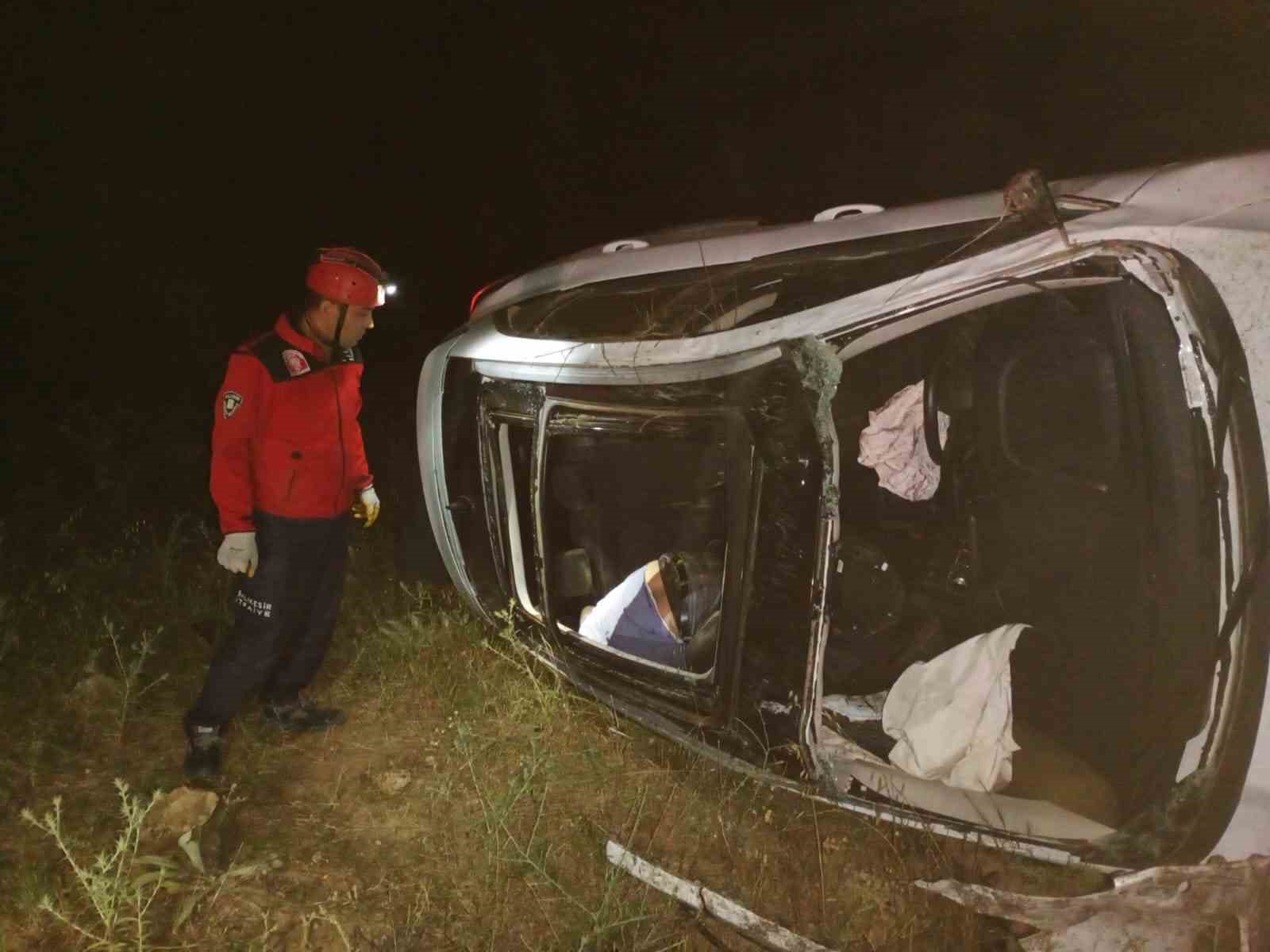 DURSUNBEY'DE OTOMOBİL ŞARAMPOLE UÇTU: 1 ÖLÜ, 1 YARALI