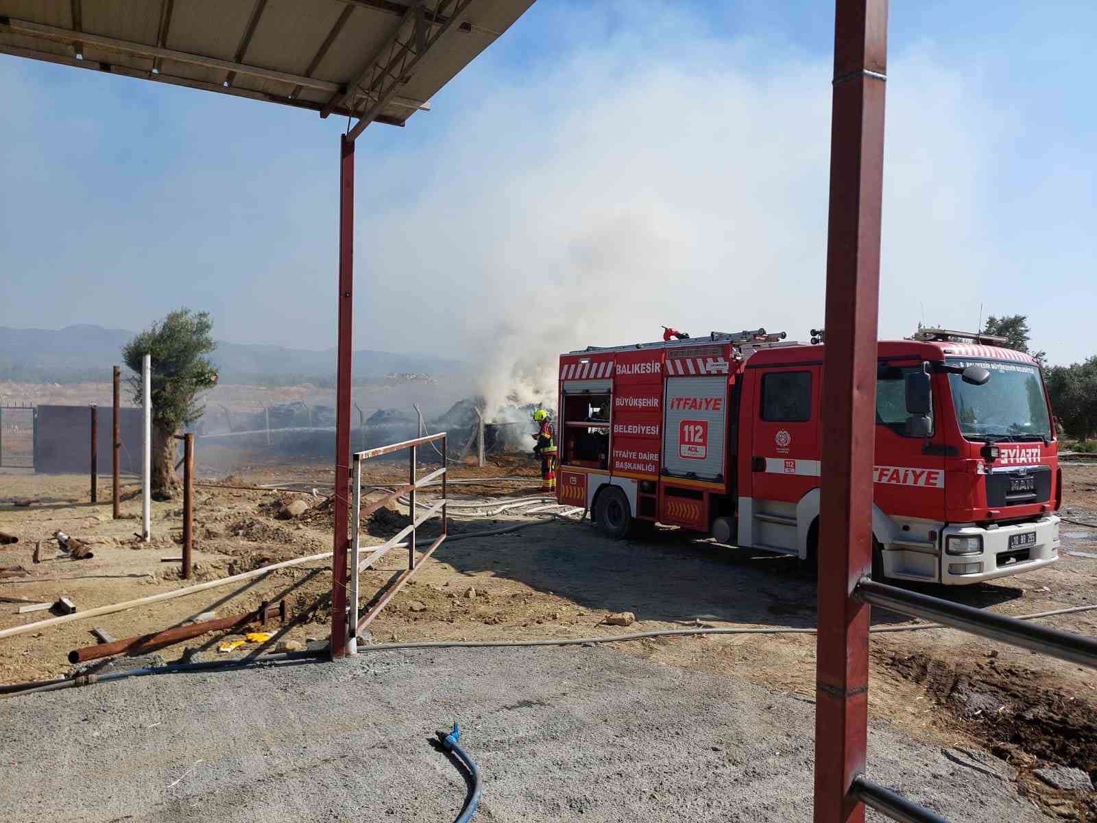 EDREMİT’TE BESİ ÇİFTLİĞİNDE YANGIN PANİĞİ