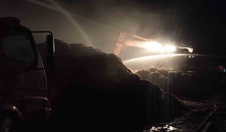 Balıkesir’de saman yangını 15 saatte söndürüldü