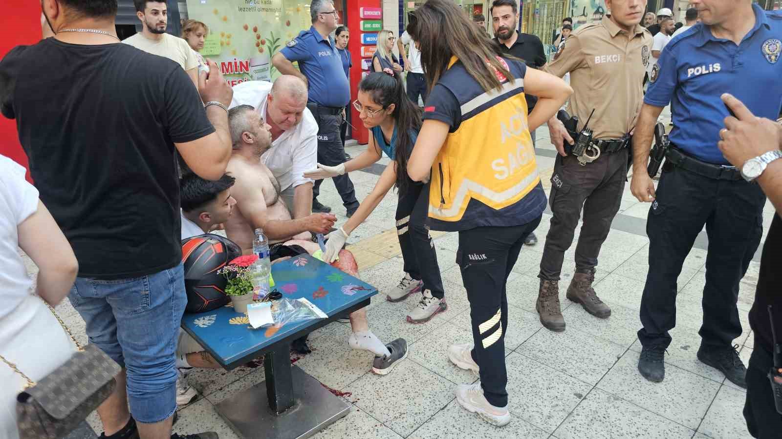 BANDIRMA'DA DÖNERCİ TARTIŞMASI KANLI BİTTİ: 1 YARALI SANDALYEYLE BAŞLADI, BIÇAKLA SONLANDI