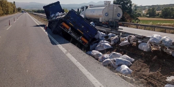 Balıkesir’de kontrolden çıkan tır bariyerlere çarptı