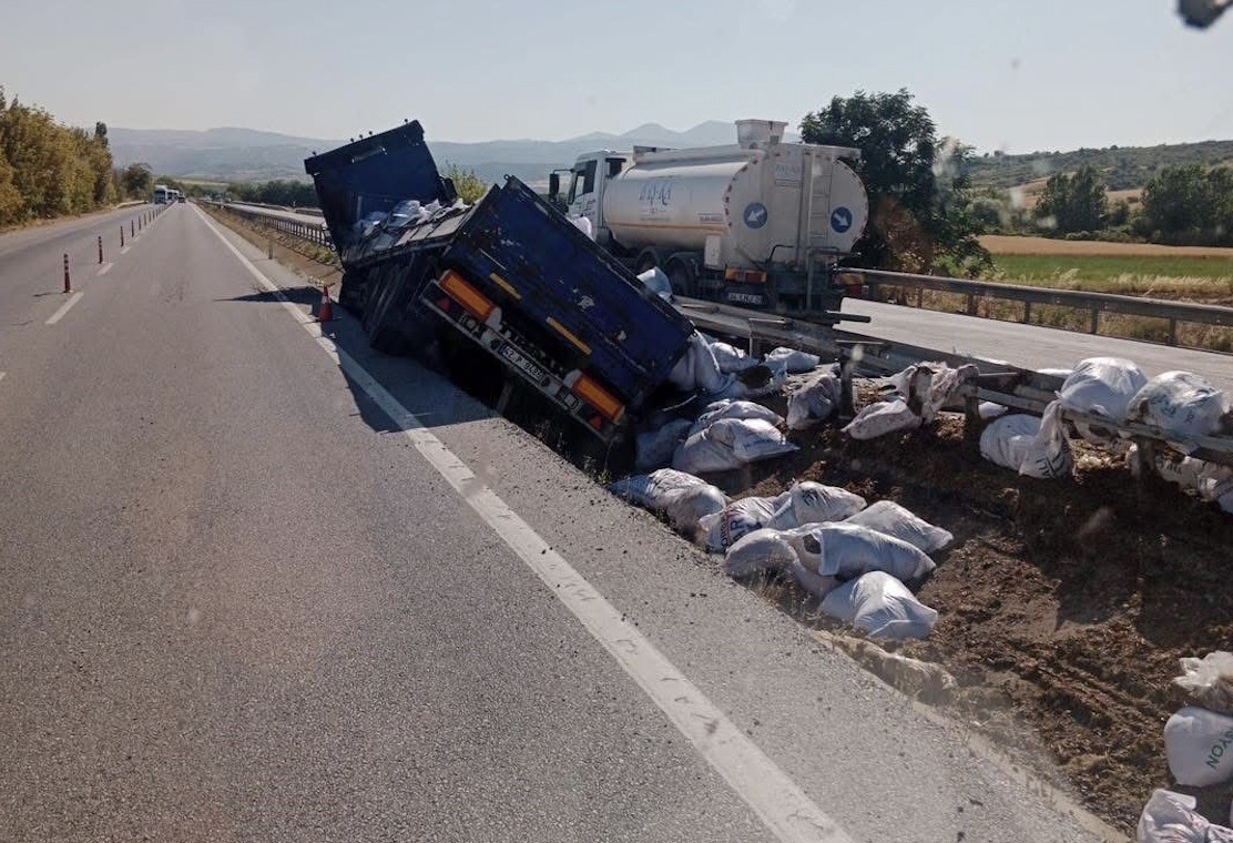 BALIKESİR’DE KONTROLDEN ÇIKAN TIR BARİYERLERE ÇARPTI