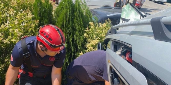 Edremit’te park halindeki araca çarptı, çukura düştü: 1 yaralı