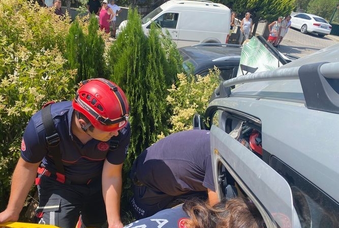 Edremit’te park halindeki araca çarptı, çukura düştü: 1 yaralı