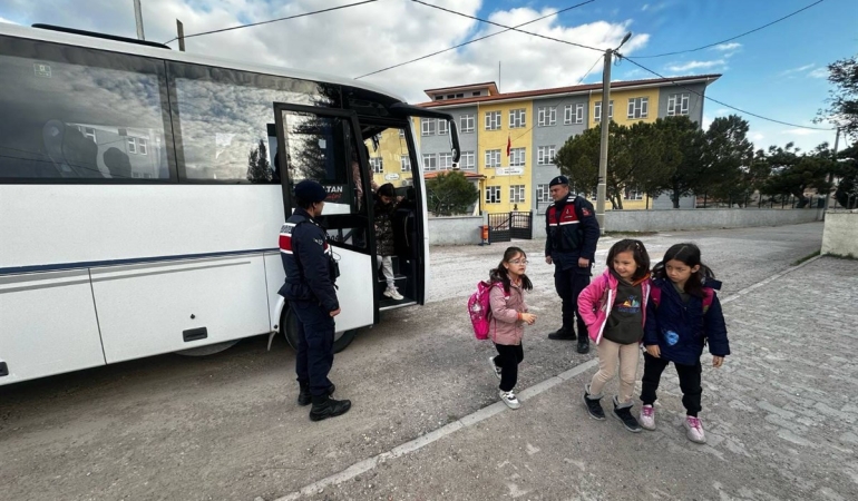 Balıkesir’de okul çevrelerinde geniş çaplı denetim: 2 bin 700’den fazla kişi kontrol edildi