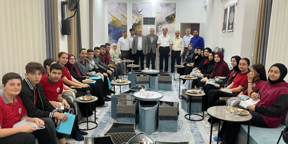 Gönen’de ümre ödüllü bilgi yarışmasına katılan gençlere hediyeleri verildi