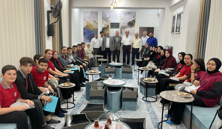 Gönen’de ümre ödüllü bilgi yarışmasına katılan gençlere hediyeleri verildi