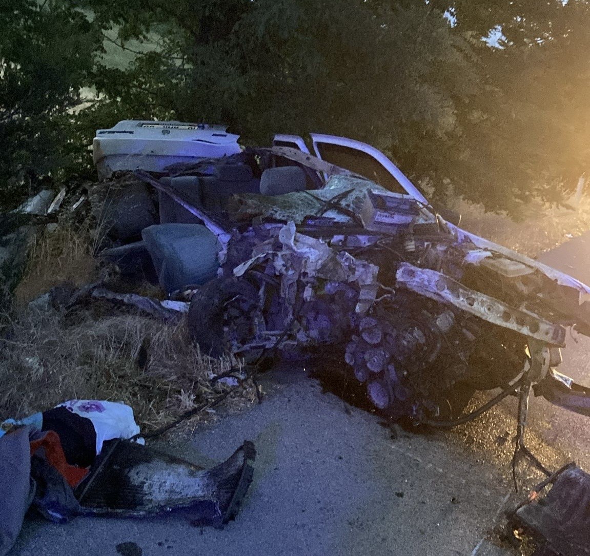 BALIKESİR'DE FECİ KAZA: 3 ÖLÜ, 1 YARALI YOL ÜZERİNDE BRANDAYI DÜZELTİRKEN OTOMOBİL KAMYONUNA ÇARPTI, 3 KİŞİ HAYATINI KAYBETTİ