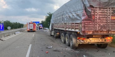 BALIKESİR'DE FECİ KAZA: 3 ÖLÜ, 1 YARALI YOL ÜZERİNDE BRANDAYI DÜZELTİRKEN OTOMOBİL KAMYONUNA ÇARPTI, 3 KİŞİ HAYATINI KAYBETTİ