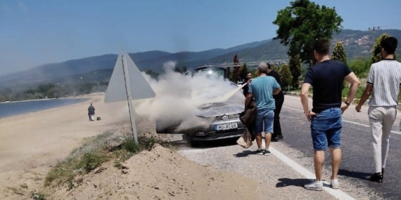 Erdek’te tatil faciası: Yabancı plakalı araç alev aldı, sürücülerin duyarlılığı olası felaketi önledi