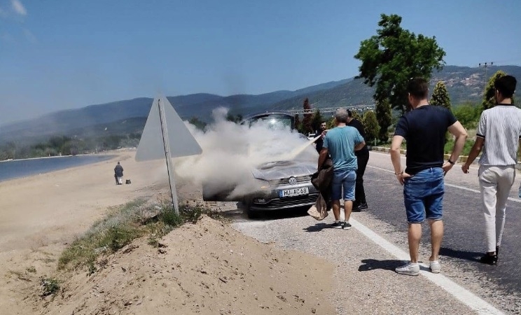 Erdek’te tatil faciası: Yabancı plakalı araç alev aldı, sürücülerin duyarlılığı olası felaketi önledi