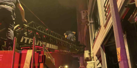 Balıkesir’de 3 katlı binada çıkan yangına itfaiye müdahale etti