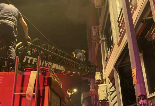 Balıkesir’de 3 katlı binada çıkan yangına itfaiye müdahale etti