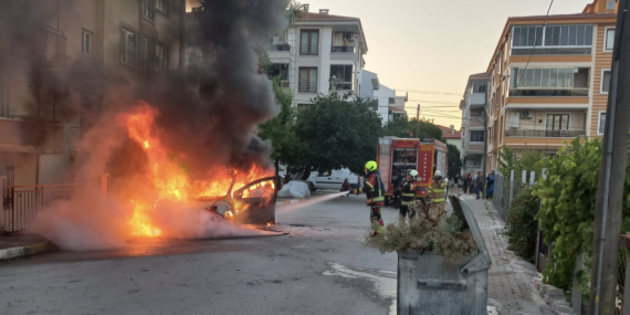 Balıkesir’de seyir halindeki otomobil yandı