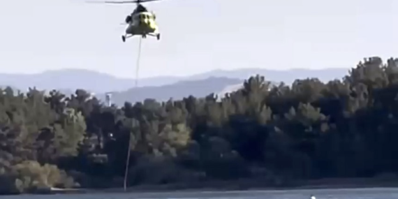 Helikopter ile kayık gölette karşılaştı