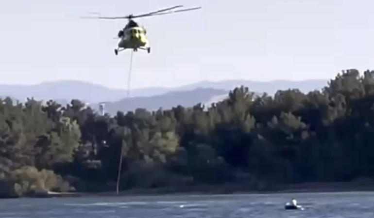 Helikopter ile kayık gölette karşılaştı