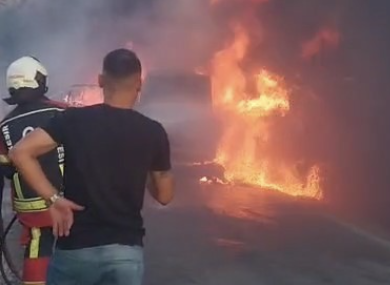 Araç yangını ormana sıçradı, ekipler müdahale ediyor