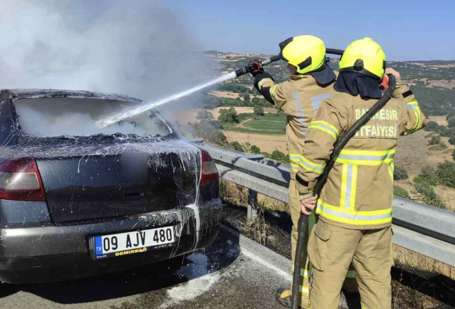 Balıkesir’de otomobil otoyolda yandı