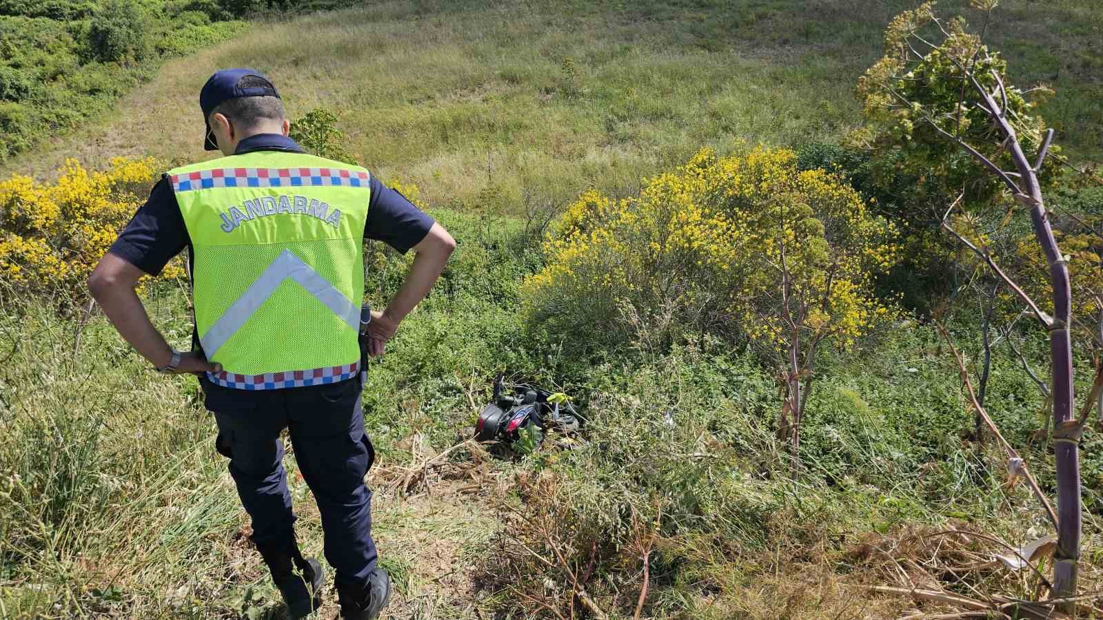 ERDEK'TE MOTOSİKLET DİREKSİYON HAKİMİYETİNİ KAYBETTİ UÇURUMA DÜŞTÜ