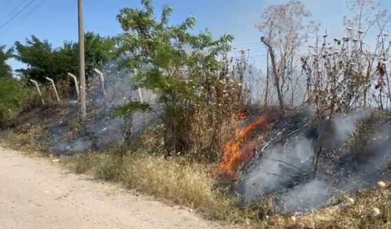 Gönen’de boş arazide çıkan yangın söndürüldü