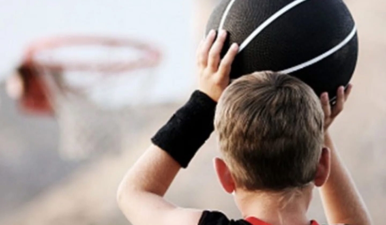 Gecenin yarısında 9 yaşındaki çocukların burada ne işi var?