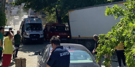 Erdek Ocaklar’da Kaza: Freni Patlayan Kamyon Ağaca Çarptı