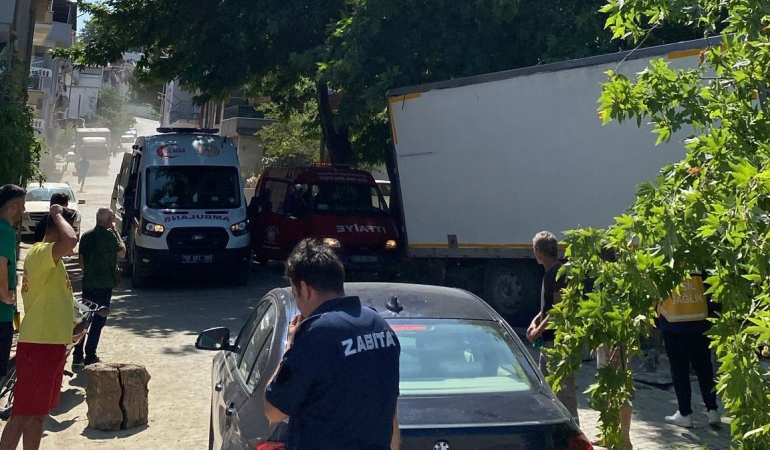 Erdek Ocaklar’da Kaza: Freni Patlayan Kamyon Ağaca Çarptı