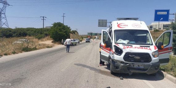 Ambulans otomobile arkadan çarptı: 1 sağlık çalışanı yaralandı