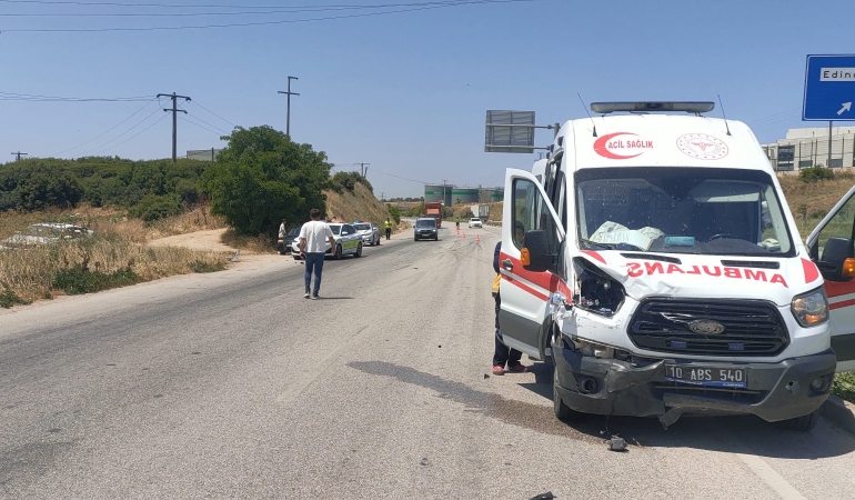 Ambulans otomobile arkadan çarptı: 1 sağlık çalışanı yaralandı