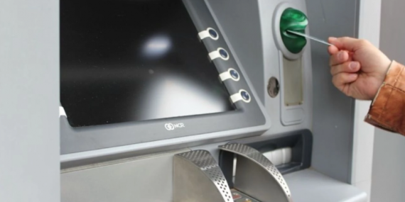 ATM’den para çekerken kartınızı sakın böyle takmayın: Saniyeler içinde…