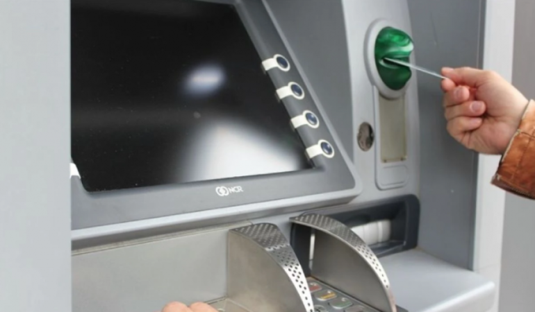 ATM’den para çekerken kartınızı sakın böyle takmayın: Saniyeler içinde…