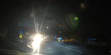 ERDEK'TE TERSTEN GELEN OTOMOBİL FACİAYA DAVETİYE ÇIKARDI ERDEK-BANDIRMA YOLUNDA KARŞI ŞERİTTEN GELEN ARAÇ PANİK YAŞATTI