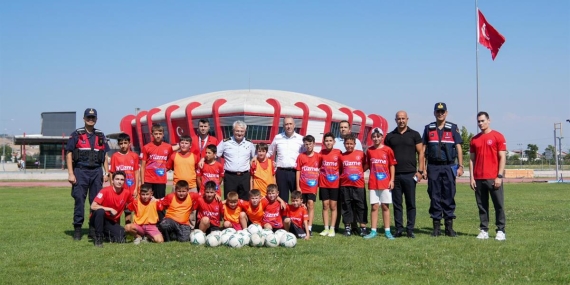 Balıkesir Jandarması’ndan geleceğe yatırım: Çocuklara spor ve eğitim desteği