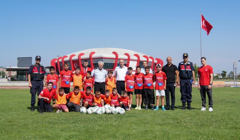 Balıkesir Jandarması’ndan geleceğe yatırım: Çocuklara spor ve eğitim desteği