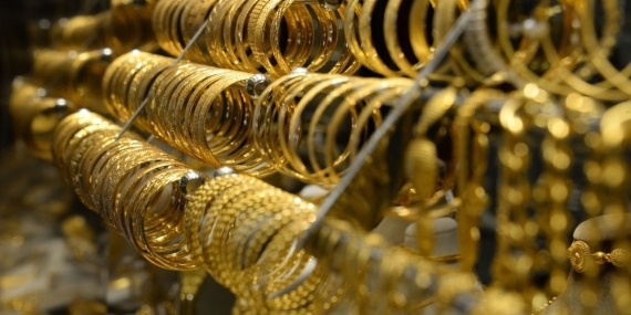 Altın yeniden kritik eşiği aştı: Fiyatlar haftanın son gününde rekor seviyelere yaklaştı