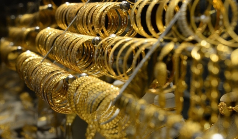 Altın yeniden kritik eşiği aştı: Fiyatlar haftanın son gününde rekor seviyelere yaklaştı