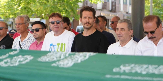 Doğum gününde acı haberi alan ünlü oyuncu, dedesini son yolculuğuna uğurladı