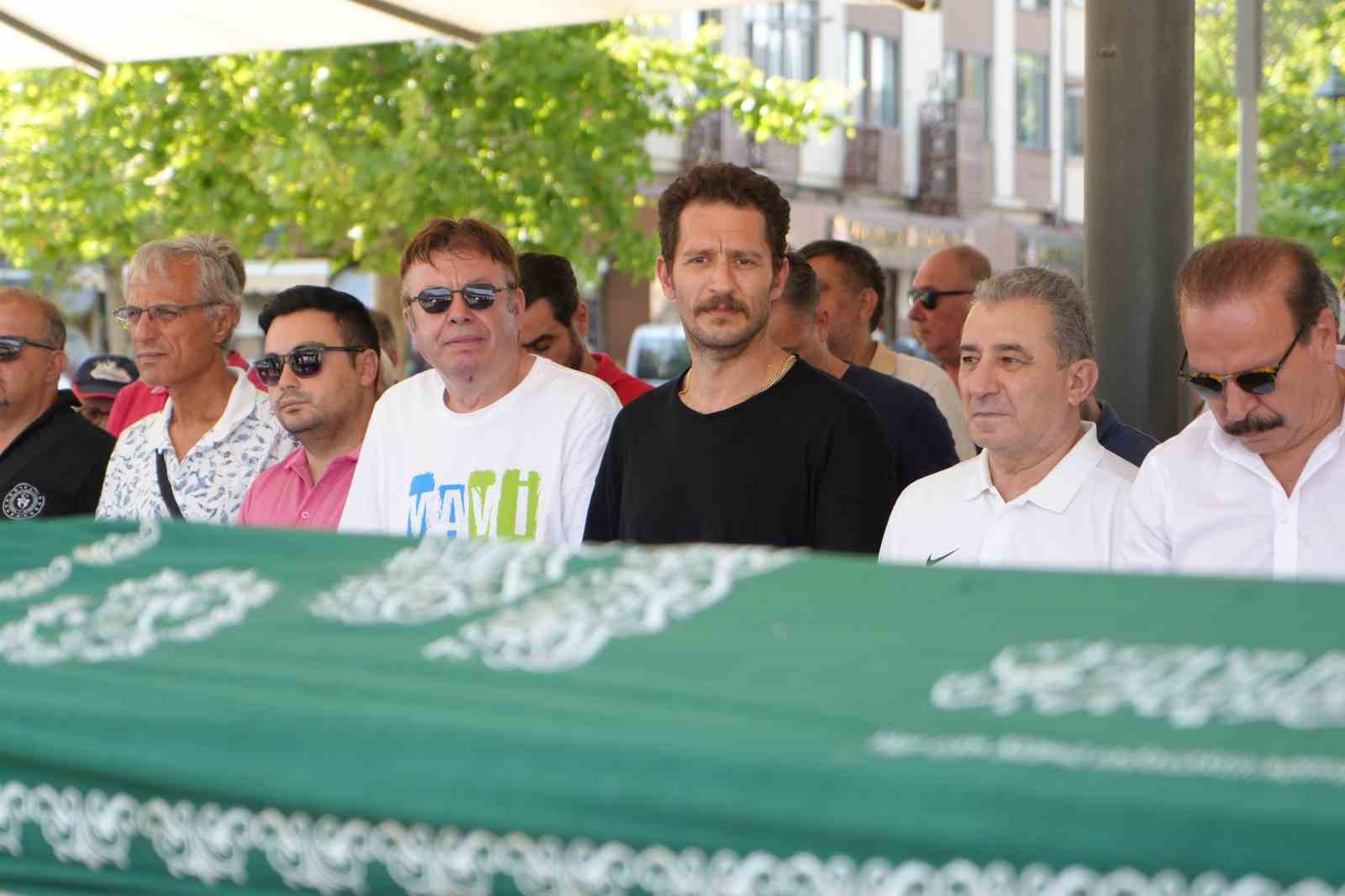 DOĞUM GÜNÜNDE ACI HABERİ ALAN ÜNLÜ OYUNCU, DEDESİNİ SON YOLCULUĞUNA UĞURLADI URAZ KAYGILARLIOĞLU, DEDESİNE SON GÖREVİNİ YERİNE GETİRDİ