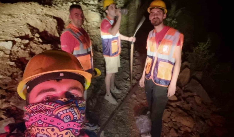 Edremit’te zeytinlik alanda çıkan yangın kontrol altına alındı