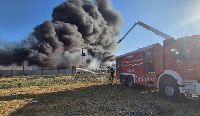 Balıkesir itfaiyesinden Manisa ve İzmir yangınlarına destek