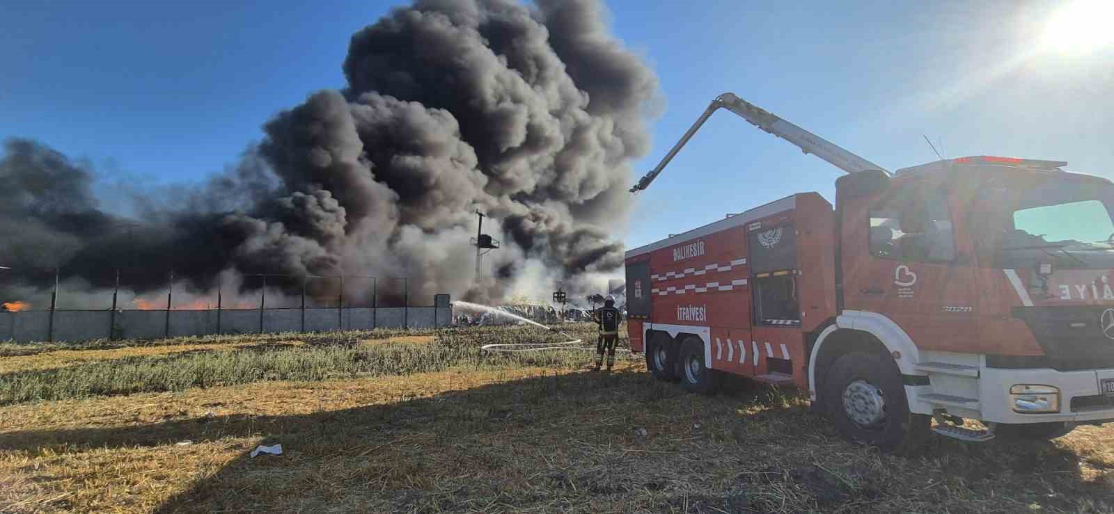 BALIKESİR İTFAİYESİNDEN MANİSA VE İZMİR YANGINLARINA DESTEK