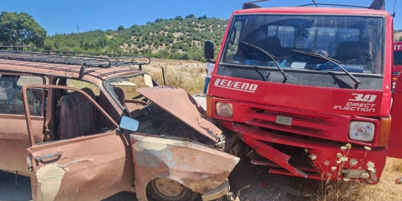 Balıkesir’de otomobil ile kamyonet çarpıştı; 8 yaralı