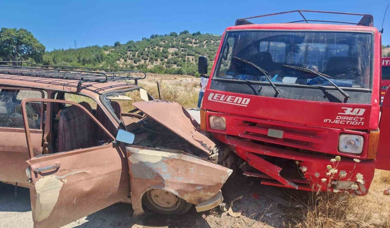 Balıkesir’de otomobil ile kamyonet çarpıştı; 8 yaralı