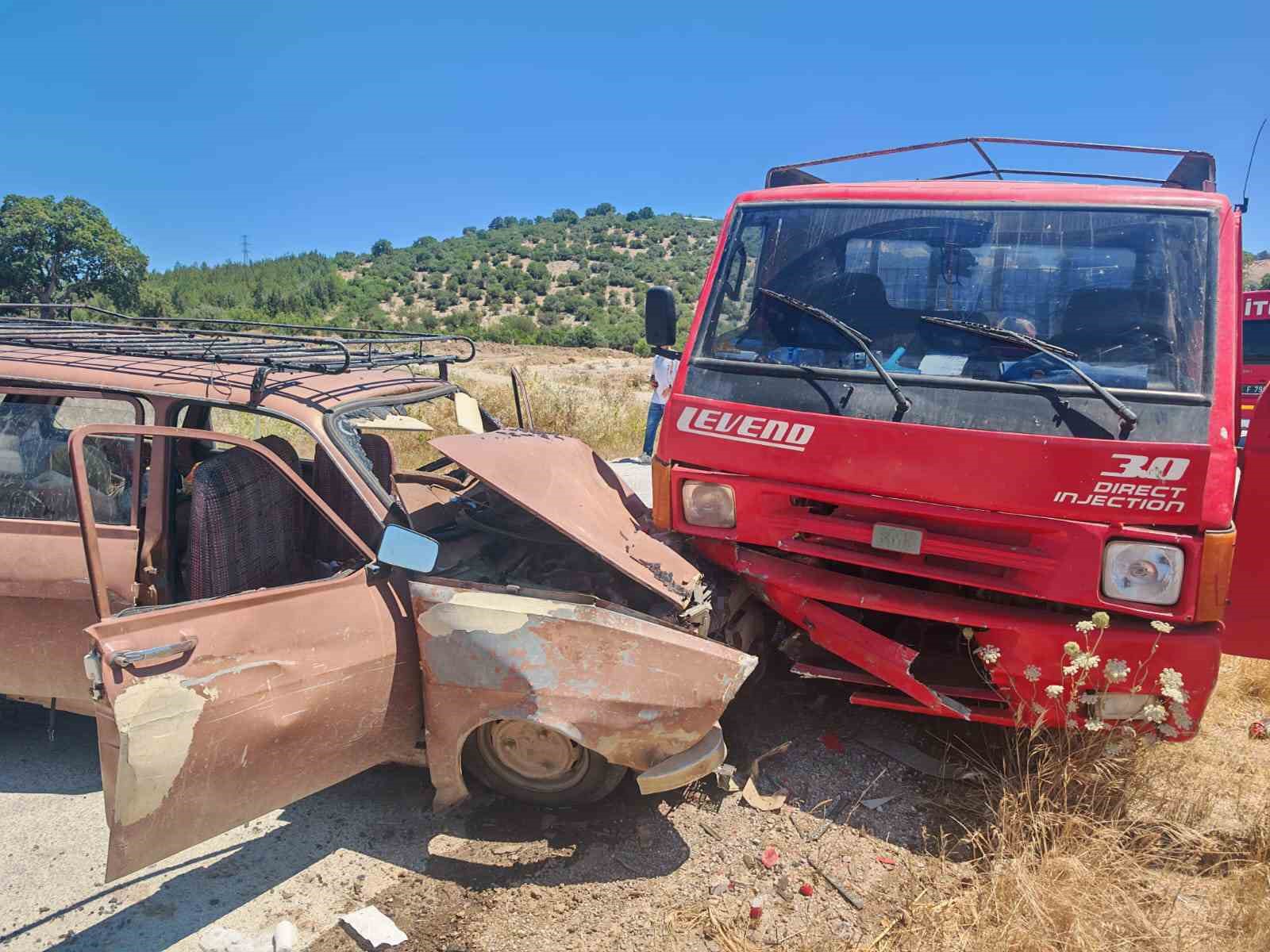 BALIKESİR İVRİNDİ'DE OTOMOBİL İLE KAMYONET ÇARPIŞTI; 8 YARALI