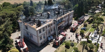 BANDIRMA'DA KOYUNCULUK ARAŞTIRMA ENSTİTÜSÜ'NÜN ÇATISINDA YANGIN PANİĞİ BANDIRMA'DA ÇATI YANGINI TÜM KURUMLARI ALARMA GEÇİRDİ