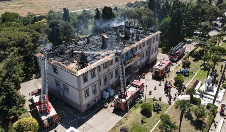 Bandırma’da Koyunculuk Araştırma Enstitüsü’nün çatısında yangın paniği