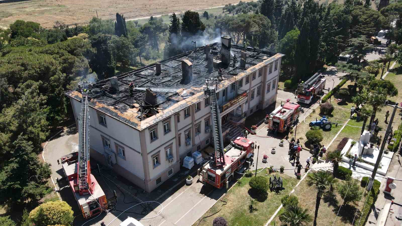 BANDIRMA'DA KOYUNCULUK ARAŞTIRMA ENSTİTÜSÜ'NÜN ÇATISINDA YANGIN PANİĞİ BANDIRMA'DA ÇATI YANGINI TÜM KURUMLARI ALARMA GEÇİRDİ