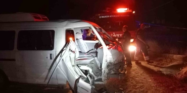 TEK TARAFLI KAZADA YOLCU ARAÇTA SIKIŞTI