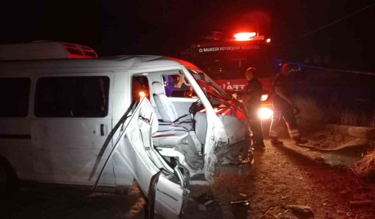 Tek taraflı kazada yolcu araçta sıkıştı